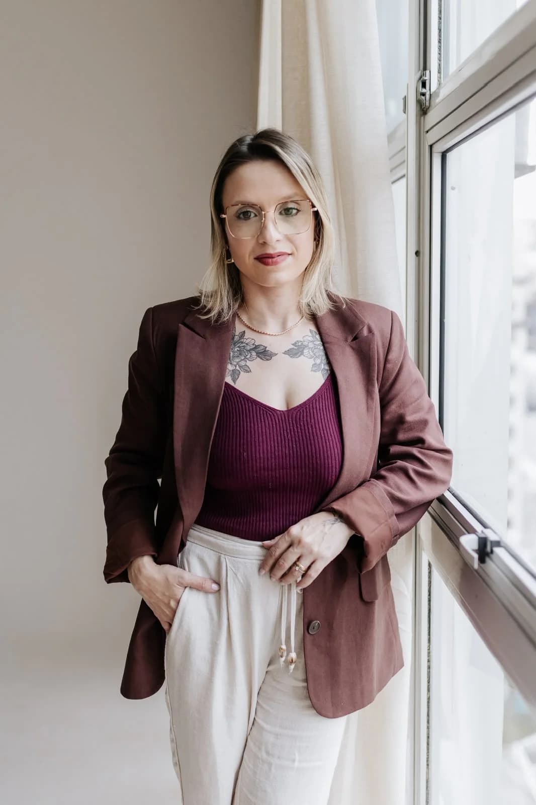 Nathaly Rodrigues, fundadora da DifStart, apoiada ao lado de uma janela