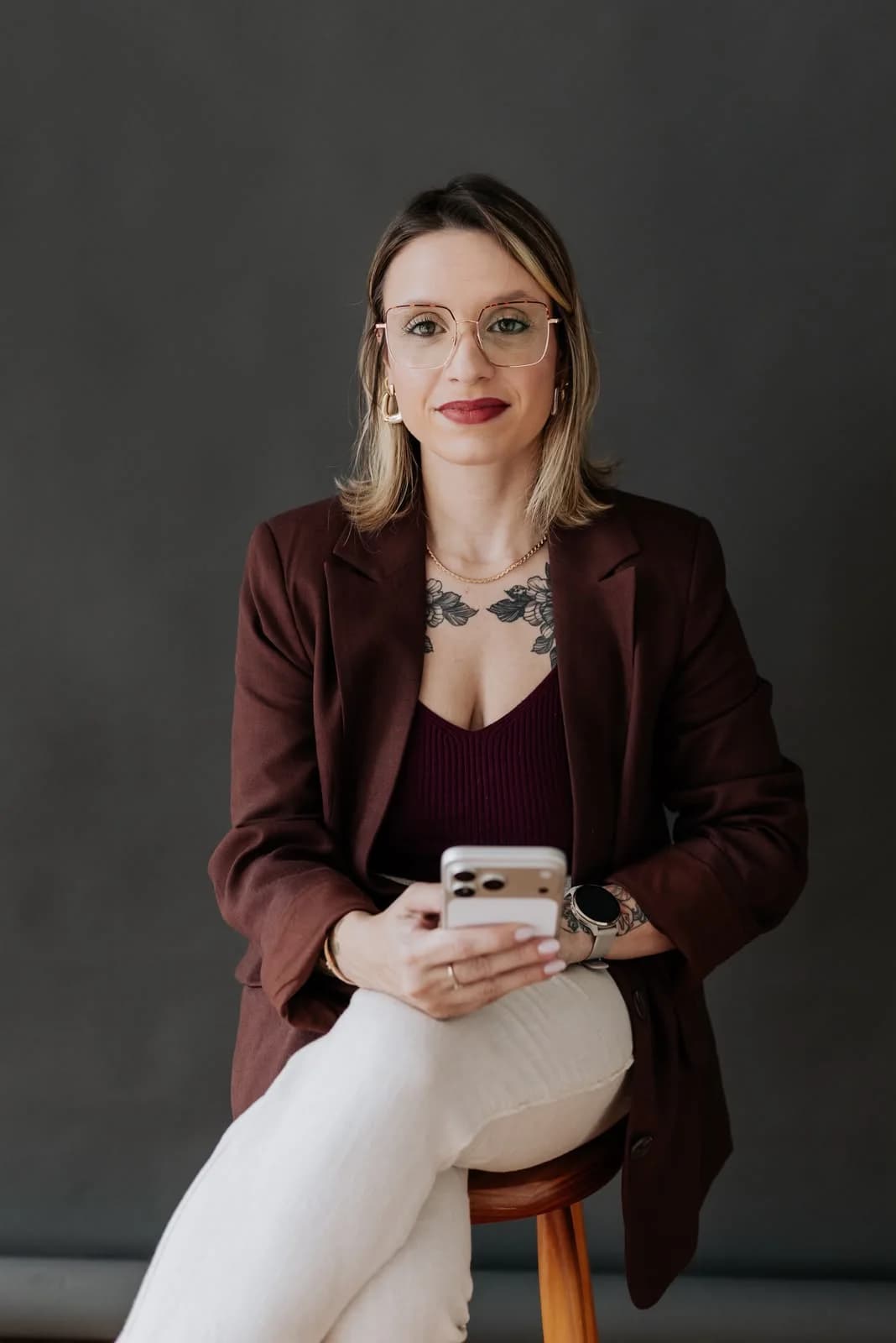 Retrato de Nathaly Rodrigues, fundadora da DifStart, sentada, segurando o celular